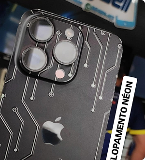Envelopamento neon aplicado em iPhone