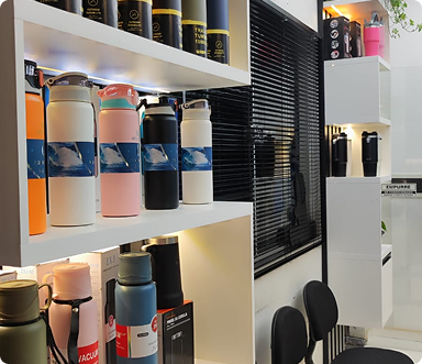 Copos e garrafas personalizados em exposição