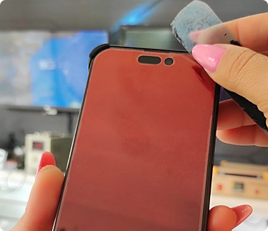 Aplicação de película em smartphone